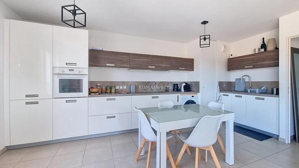 T3 avec terrasse, ascenseur et piscine état neuf