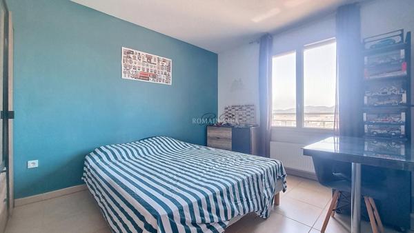 T3 avec terrasse, ascenseur et piscine état neuf