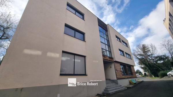 Bureaux à vendre avec terrasse privative à Dardilly dans secteur arboré