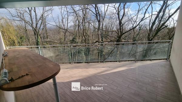 Bureaux à vendre avec terrasse privative à Dardilly dans secteur arboré