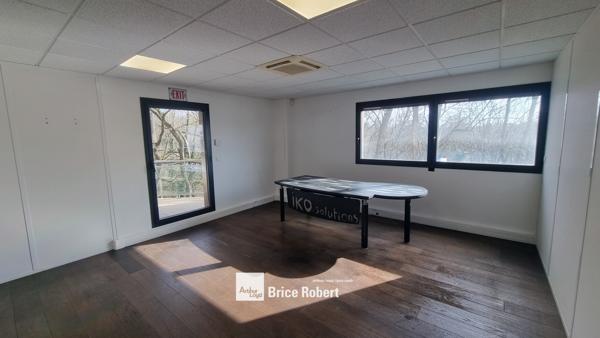 Bureaux à vendre avec terrasse privative à Dardilly dans secteur arboré