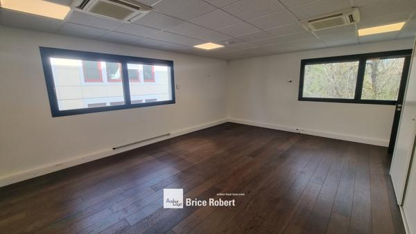 Bureaux à vendre avec terrasse privative à Dardilly dans secteur arboré