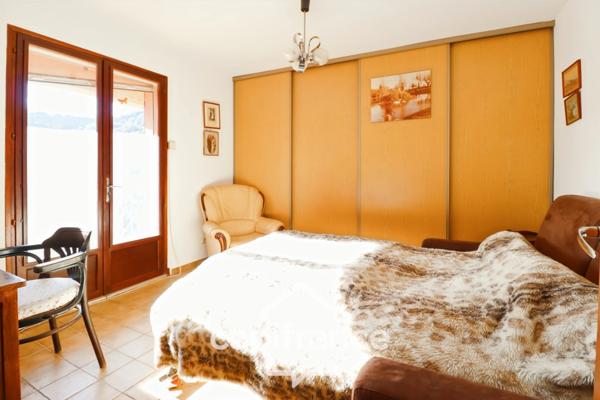 BELGENTIER (83) Maison à vendre 5 pièces + garage sur 6700m² de terrain.