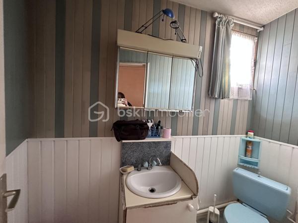 Découvrez ce spacieux appartement de 81 m²environ,  situé au dernier étage d’un immeuble de 3 étages, offrant un POTENTIEL EXCEPTIONNEL d’aménagement.

Dès l’entrée, vous trouverez un placard intégré ainsi que des toilettes indépendants, avec la possibilité de les transformer en salle d'eau complète.

L'appartement se compose également d'une cuisine séparée et d'un double séjour lumineux. Ce dernier peut facilement être réagencé pour créer une chambre supplémentaire selon vos besoins. 

Un long couloir mène à l’espace nuit, composé d'une chambre spacieuse, d'une grande salle d’eau avec la possibilité de la transformer en chambre.

Le véritable atout de cet appartement réside dans ses combles de 100 m² au sol et mansardé (non comptabilisés dans la surface habitable), offrant de nombreuses possibilités d’aménagement :  espaces de rangement, de stockage ou de salle de jeux.

Une cave complète ce bien.

Travaux à prévoir, offrant l’opportunité de façonner cet espace selon votre goût et vos besoins.

Très faibles charges de 135€.

 (1ère photo non contractuelle)

Pour plus d'informations ou une visite ? Je suis disponible 7j/7 au 06.52.05.15.94