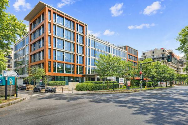 Location de bureaux lumineux à Suresnes avec vue Seine et grands plateaux