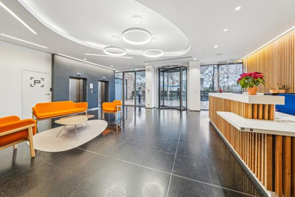 Location de bureaux lumineux à Suresnes avec vue Seine et grands plateaux