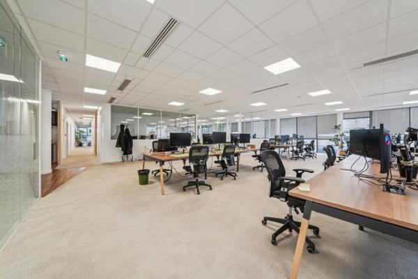 Location de bureaux lumineux à Suresnes avec vue Seine et grands plateaux