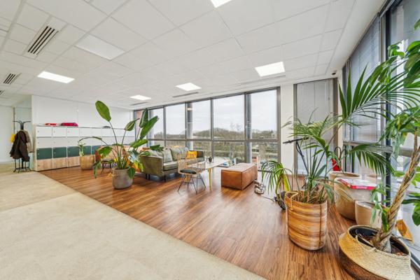 Location de bureaux lumineux à Suresnes avec vue Seine et grands plateaux
