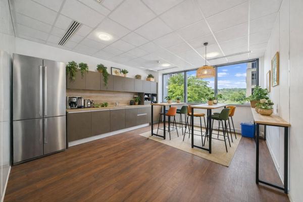 Location de bureaux lumineux à Suresnes avec vue Seine et grands plateaux