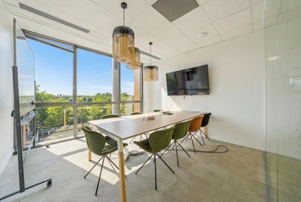 Location de bureaux lumineux à Suresnes avec vue Seine et grands plateaux