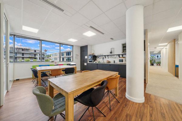 Location de bureaux lumineux à Suresnes avec vue Seine et grands plateaux