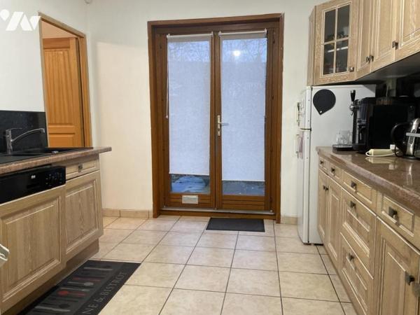 Maison de 6 pièces en très bon état. 4 chambres. Terrain de 380 m².