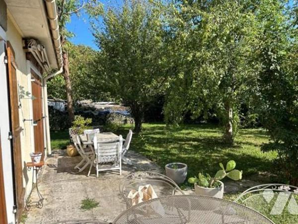 Maison de 6 pièces en très bon état. 4 chambres. Terrain de 380 m².