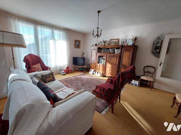 3 chambres + 2 parkings + cave + grenier