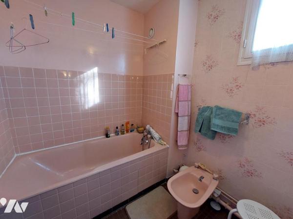 3 chambres + 2 parkings + cave + grenier