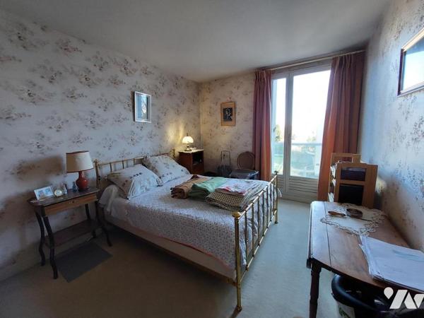 3 chambres + 2 parkings + cave + grenier