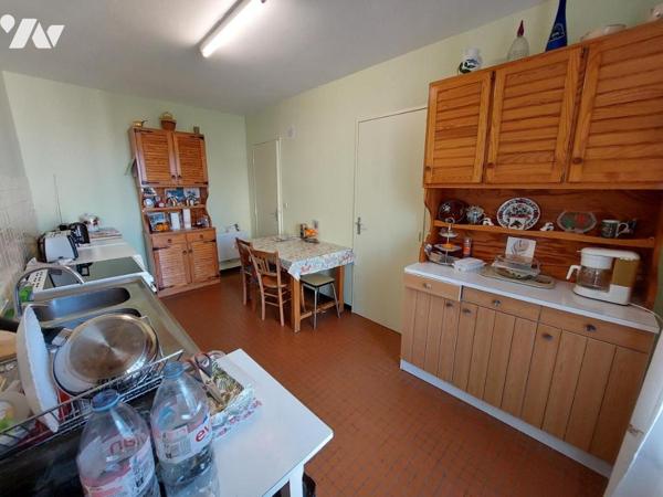 3 chambres + 2 parkings + cave + grenier