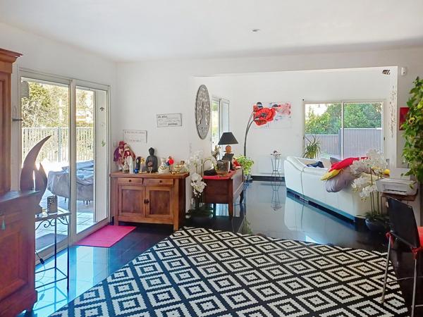 Maison récente 144m² avec piscine chauffée – secteur calme Colombier