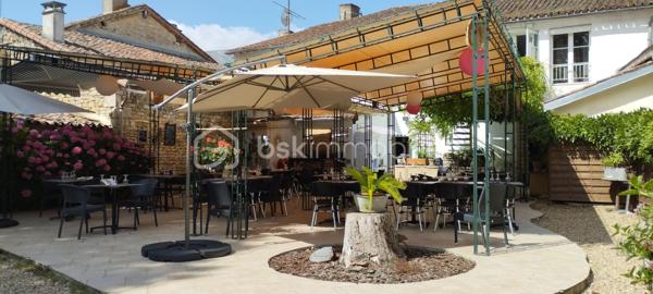 RESTAURANT CLÉ EN MAIN AVEC LOGEMENT DE FONCTION ET CADRE NATUREL !
Cette opportunité mérite toute votre attention ! Découvrez ce fonds de commerce entièrement équipé, offrant une belle capacité d’accueil et un environnement idéal pour développer votre activité.

Le restaurant dispose de 45 couverts en salle, complétés par une agréable terrasse extérieure ombragée de 50 couverts. Un bar vient compléter l’espace de restauration.

L’établissement est aux normes et accessible aux personnes à mobilité réduite (PMR).

Côté équipement, tout est prévu pour démarrer votre activité dans les meilleures conditions : four, friteuse, salamandre, légumerie, chambre froide, espace plonge, vestiaire… L’établissement bénéficie également d’une Licence IV (appartenant à la Mairie).

Un terrain agrémenté d’une rivière, offrant un cadre naturel particulièrement agréable pour accueillir votre clientèle.

UN LOGEMENT DE FONCTION SPACIEUX POUR ALLIER TRAVAIL ET QUALITÉ DE VIE

Il comprend :
Une cuisine
Un salon
5 chambres
Un dressing
Une salle de bains
Une salle d’eau
2 WC

Des loyers particulièrement accessibles
Fonds de commerce : 400 € HT/mois
Logement de fonction : 266 €/mois

Un ensemble offrant de nombreuses possibilités pour les professionnels de la restauration souhaitant s’installer et développer leur activité dans un cadre agréable.

Une opportunité à découvrir sans tarder !
