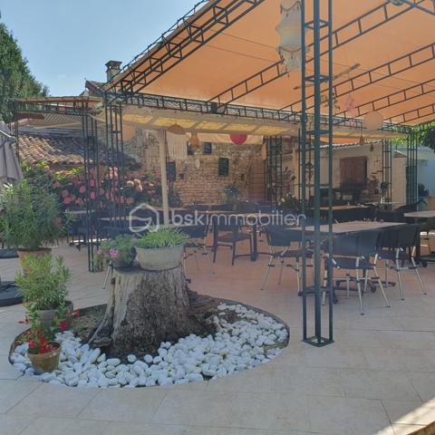 RESTAURANT CLÉ EN MAIN AVEC LOGEMENT DE FONCTION ET CADRE NATUREL !
Cette opportunité mérite toute votre attention ! Découvrez ce fonds de commerce entièrement équipé, offrant une belle capacité d’accueil et un environnement idéal pour développer votre activité.

Le restaurant dispose de 45 couverts en salle, complétés par une agréable terrasse extérieure ombragée de 50 couverts. Un bar vient compléter l’espace de restauration.

L’établissement est aux normes et accessible aux personnes à mobilité réduite (PMR).

Côté équipement, tout est prévu pour démarrer votre activité dans les meilleures conditions : four, friteuse, salamandre, légumerie, chambre froide, espace plonge, vestiaire… L’établissement bénéficie également d’une Licence IV (appartenant à la Mairie).

Un terrain agrémenté d’une rivière, offrant un cadre naturel particulièrement agréable pour accueillir votre clientèle.

UN LOGEMENT DE FONCTION SPACIEUX POUR ALLIER TRAVAIL ET QUALITÉ DE VIE

Il comprend :
Une cuisine
Un salon
5 chambres
Un dressing
Une salle de bains
Une salle d’eau
2 WC

Des loyers particulièrement accessibles
Fonds de commerce : 400 € HT/mois
Logement de fonction : 266 €/mois

Un ensemble offrant de nombreuses possibilités pour les professionnels de la restauration souhaitant s’installer et développer leur activité dans un cadre agréable.

Une opportunité à découvrir sans tarder !