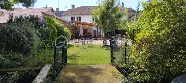 RESTAURANT CLÉ EN MAIN AVEC LOGEMENT DE FONCTION ET CADRE NATUREL !
Cette opportunité mérite toute votre attention ! Découvrez ce fonds de commerce entièrement équipé, offrant une belle capacité d’accueil et un environnement idéal pour développer votre activité.

Le restaurant dispose de 45 couverts en salle, complétés par une agréable terrasse extérieure ombragée de 50 couverts. Un bar vient compléter l’espace de restauration.

L’établissement est aux normes et accessible aux personnes à mobilité réduite (PMR).

Côté équipement, tout est prévu pour démarrer votre activité dans les meilleures conditions : four, friteuse, salamandre, légumerie, chambre froide, espace plonge, vestiaire… L’établissement bénéficie également d’une Licence IV (appartenant à la Mairie).

Un terrain agrémenté d’une rivière, offrant un cadre naturel particulièrement agréable pour accueillir votre clientèle.

UN LOGEMENT DE FONCTION SPACIEUX POUR ALLIER TRAVAIL ET QUALITÉ DE VIE

Il comprend :
Une cuisine
Un salon
5 chambres
Un dressing
Une salle de bains
Une salle d’eau
2 WC

Des loyers particulièrement accessibles
Fonds de commerce : 400 € HT/mois
Logement de fonction : 266 €/mois

Un ensemble offrant de nombreuses possibilités pour les professionnels de la restauration souhaitant s’installer et développer leur activité dans un cadre agréable.

Une opportunité à découvrir sans tarder !