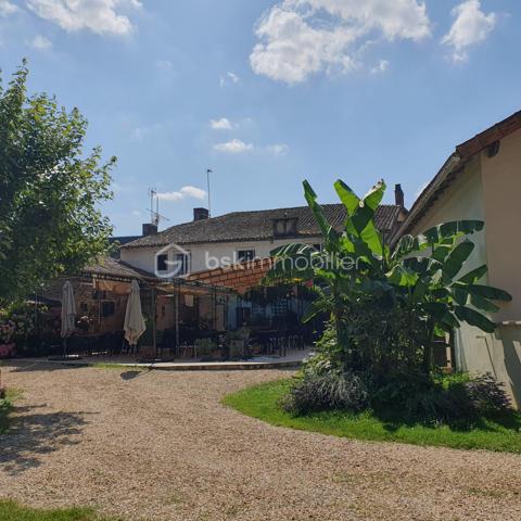 RESTAURANT CLÉ EN MAIN AVEC LOGEMENT DE FONCTION ET CADRE NATUREL !
Cette opportunité mérite toute votre attention ! Découvrez ce fonds de commerce entièrement équipé, offrant une belle capacité d’accueil et un environnement idéal pour développer votre activité.

Le restaurant dispose de 45 couverts en salle, complétés par une agréable terrasse extérieure ombragée de 50 couverts. Un bar vient compléter l’espace de restauration.

L’établissement est aux normes et accessible aux personnes à mobilité réduite (PMR).

Côté équipement, tout est prévu pour démarrer votre activité dans les meilleures conditions : four, friteuse, salamandre, légumerie, chambre froide, espace plonge, vestiaire… L’établissement bénéficie également d’une Licence IV (appartenant à la Mairie).

Un terrain agrémenté d’une rivière, offrant un cadre naturel particulièrement agréable pour accueillir votre clientèle.

UN LOGEMENT DE FONCTION SPACIEUX POUR ALLIER TRAVAIL ET QUALITÉ DE VIE

Il comprend :
Une cuisine
Un salon
5 chambres
Un dressing
Une salle de bains
Une salle d’eau
2 WC

Des loyers particulièrement accessibles
Fonds de commerce : 400 € HT/mois
Logement de fonction : 266 €/mois

Un ensemble offrant de nombreuses possibilités pour les professionnels de la restauration souhaitant s’installer et développer leur activité dans un cadre agréable.

Une opportunité à découvrir sans tarder !