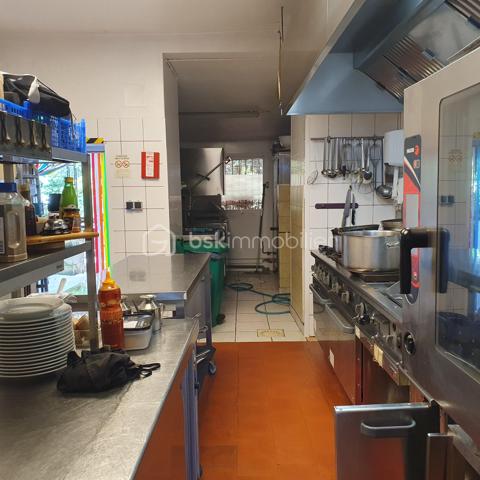 RESTAURANT CLÉ EN MAIN AVEC LOGEMENT DE FONCTION ET CADRE NATUREL !
Cette opportunité mérite toute votre attention ! Découvrez ce fonds de commerce entièrement équipé, offrant une belle capacité d’accueil et un environnement idéal pour développer votre activité.

Le restaurant dispose de 45 couverts en salle, complétés par une agréable terrasse extérieure ombragée de 50 couverts. Un bar vient compléter l’espace de restauration.

L’établissement est aux normes et accessible aux personnes à mobilité réduite (PMR).

Côté équipement, tout est prévu pour démarrer votre activité dans les meilleures conditions : four, friteuse, salamandre, légumerie, chambre froide, espace plonge, vestiaire… L’établissement bénéficie également d’une Licence IV (appartenant à la Mairie).

Un terrain agrémenté d’une rivière, offrant un cadre naturel particulièrement agréable pour accueillir votre clientèle.

UN LOGEMENT DE FONCTION SPACIEUX POUR ALLIER TRAVAIL ET QUALITÉ DE VIE

Il comprend :
Une cuisine
Un salon
5 chambres
Un dressing
Une salle de bains
Une salle d’eau
2 WC

Des loyers particulièrement accessibles
Fonds de commerce : 400 € HT/mois
Logement de fonction : 266 €/mois

Un ensemble offrant de nombreuses possibilités pour les professionnels de la restauration souhaitant s’installer et développer leur activité dans un cadre agréable.

Une opportunité à découvrir sans tarder !