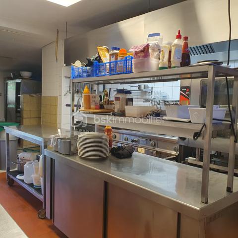 RESTAURANT CLÉ EN MAIN AVEC LOGEMENT DE FONCTION ET CADRE NATUREL !
Cette opportunité mérite toute votre attention ! Découvrez ce fonds de commerce entièrement équipé, offrant une belle capacité d’accueil et un environnement idéal pour développer votre activité.

Le restaurant dispose de 45 couverts en salle, complétés par une agréable terrasse extérieure ombragée de 50 couverts. Un bar vient compléter l’espace de restauration.

L’établissement est aux normes et accessible aux personnes à mobilité réduite (PMR).

Côté équipement, tout est prévu pour démarrer votre activité dans les meilleures conditions : four, friteuse, salamandre, légumerie, chambre froide, espace plonge, vestiaire… L’établissement bénéficie également d’une Licence IV (appartenant à la Mairie).

Un terrain agrémenté d’une rivière, offrant un cadre naturel particulièrement agréable pour accueillir votre clientèle.

UN LOGEMENT DE FONCTION SPACIEUX POUR ALLIER TRAVAIL ET QUALITÉ DE VIE

Il comprend :
Une cuisine
Un salon
5 chambres
Un dressing
Une salle de bains
Une salle d’eau
2 WC

Des loyers particulièrement accessibles
Fonds de commerce : 400 € HT/mois
Logement de fonction : 266 €/mois

Un ensemble offrant de nombreuses possibilités pour les professionnels de la restauration souhaitant s’installer et développer leur activité dans un cadre agréable.

Une opportunité à découvrir sans tarder !