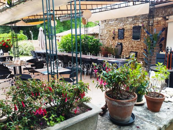 RESTAURANT CLÉ EN MAIN AVEC LOGEMENT DE FONCTION ET CADRE NATUREL !
Cette opportunité mérite toute votre attention ! Découvrez ce fonds de commerce entièrement équipé, offrant une belle capacité d’accueil et un environnement idéal pour développer votre activité.

Le restaurant dispose de 45 couverts en salle, complétés par une agréable terrasse extérieure ombragée de 50 couverts. Un bar vient compléter l’espace de restauration.

L’établissement est aux normes et accessible aux personnes à mobilité réduite (PMR).

Côté équipement, tout est prévu pour démarrer votre activité dans les meilleures conditions : four, friteuse, salamandre, légumerie, chambre froide, espace plonge, vestiaire… L’établissement bénéficie également d’une Licence IV (appartenant à la Mairie).

Un terrain agrémenté d’une rivière, offrant un cadre naturel particulièrement agréable pour accueillir votre clientèle.

UN LOGEMENT DE FONCTION SPACIEUX POUR ALLIER TRAVAIL ET QUALITÉ DE VIE

Il comprend :
Une cuisine
Un salon
5 chambres
Un dressing
Une salle de bains
Une salle d’eau
2 WC

Des loyers particulièrement accessibles
Fonds de commerce : 400 € HT/mois
Logement de fonction : 266 €/mois

Un ensemble offrant de nombreuses possibilités pour les professionnels de la restauration souhaitant s’installer et développer leur activité dans un cadre agréable.

Une opportunité à découvrir sans tarder !