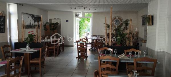 RESTAURANT CLÉ EN MAIN AVEC LOGEMENT DE FONCTION ET CADRE NATUREL !
Cette opportunité mérite toute votre attention ! Découvrez ce fonds de commerce entièrement équipé, offrant une belle capacité d’accueil et un environnement idéal pour développer votre activité.

Le restaurant dispose de 45 couverts en salle, complétés par une agréable terrasse extérieure ombragée de 50 couverts. Un bar vient compléter l’espace de restauration.

L’établissement est aux normes et accessible aux personnes à mobilité réduite (PMR).

Côté équipement, tout est prévu pour démarrer votre activité dans les meilleures conditions : four, friteuse, salamandre, légumerie, chambre froide, espace plonge, vestiaire… L’établissement bénéficie également d’une Licence IV (appartenant à la Mairie).

Un terrain agrémenté d’une rivière, offrant un cadre naturel particulièrement agréable pour accueillir votre clientèle.

UN LOGEMENT DE FONCTION SPACIEUX POUR ALLIER TRAVAIL ET QUALITÉ DE VIE

Il comprend :
Une cuisine
Un salon
5 chambres
Un dressing
Une salle de bains
Une salle d’eau
2 WC

Des loyers particulièrement accessibles
Fonds de commerce : 400 € HT/mois
Logement de fonction : 266 €/mois

Un ensemble offrant de nombreuses possibilités pour les professionnels de la restauration souhaitant s’installer et développer leur activité dans un cadre agréable.

Une opportunité à découvrir sans tarder !