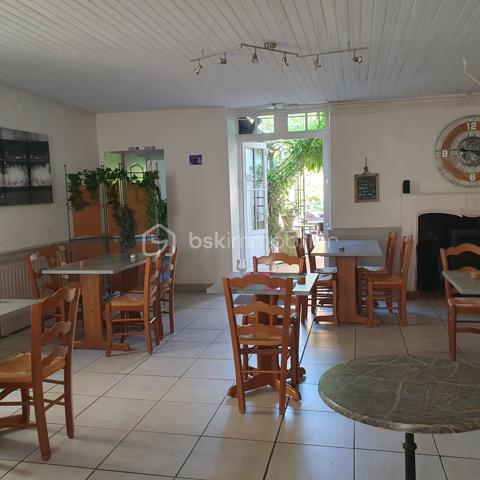 RESTAURANT CLÉ EN MAIN AVEC LOGEMENT DE FONCTION ET CADRE NATUREL !
Cette opportunité mérite toute votre attention ! Découvrez ce fonds de commerce entièrement équipé, offrant une belle capacité d’accueil et un environnement idéal pour développer votre activité.

Le restaurant dispose de 45 couverts en salle, complétés par une agréable terrasse extérieure ombragée de 50 couverts. Un bar vient compléter l’espace de restauration.

L’établissement est aux normes et accessible aux personnes à mobilité réduite (PMR).

Côté équipement, tout est prévu pour démarrer votre activité dans les meilleures conditions : four, friteuse, salamandre, légumerie, chambre froide, espace plonge, vestiaire… L’établissement bénéficie également d’une Licence IV (appartenant à la Mairie).

Un terrain agrémenté d’une rivière, offrant un cadre naturel particulièrement agréable pour accueillir votre clientèle.

UN LOGEMENT DE FONCTION SPACIEUX POUR ALLIER TRAVAIL ET QUALITÉ DE VIE

Il comprend :
Une cuisine
Un salon
5 chambres
Un dressing
Une salle de bains
Une salle d’eau
2 WC

Des loyers particulièrement accessibles
Fonds de commerce : 400 € HT/mois
Logement de fonction : 266 €/mois

Un ensemble offrant de nombreuses possibilités pour les professionnels de la restauration souhaitant s’installer et développer leur activité dans un cadre agréable.

Une opportunité à découvrir sans tarder !