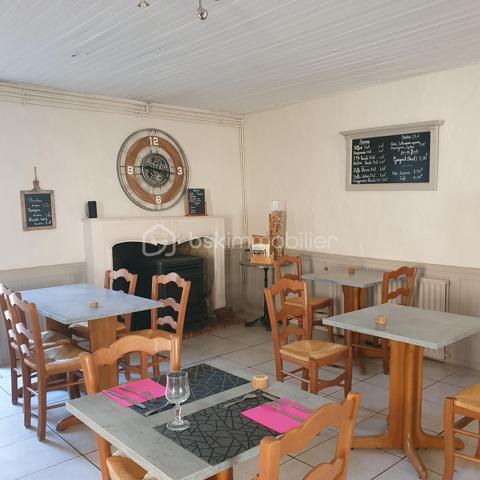 RESTAURANT CLÉ EN MAIN AVEC LOGEMENT DE FONCTION ET CADRE NATUREL !
Cette opportunité mérite toute votre attention ! Découvrez ce fonds de commerce entièrement équipé, offrant une belle capacité d’accueil et un environnement idéal pour développer votre activité.

Le restaurant dispose de 45 couverts en salle, complétés par une agréable terrasse extérieure ombragée de 50 couverts. Un bar vient compléter l’espace de restauration.

L’établissement est aux normes et accessible aux personnes à mobilité réduite (PMR).

Côté équipement, tout est prévu pour démarrer votre activité dans les meilleures conditions : four, friteuse, salamandre, légumerie, chambre froide, espace plonge, vestiaire… L’établissement bénéficie également d’une Licence IV (appartenant à la Mairie).

Un terrain agrémenté d’une rivière, offrant un cadre naturel particulièrement agréable pour accueillir votre clientèle.

UN LOGEMENT DE FONCTION SPACIEUX POUR ALLIER TRAVAIL ET QUALITÉ DE VIE

Il comprend :
Une cuisine
Un salon
5 chambres
Un dressing
Une salle de bains
Une salle d’eau
2 WC

Des loyers particulièrement accessibles
Fonds de commerce : 400 € HT/mois
Logement de fonction : 266 €/mois

Un ensemble offrant de nombreuses possibilités pour les professionnels de la restauration souhaitant s’installer et développer leur activité dans un cadre agréable.

Une opportunité à découvrir sans tarder !