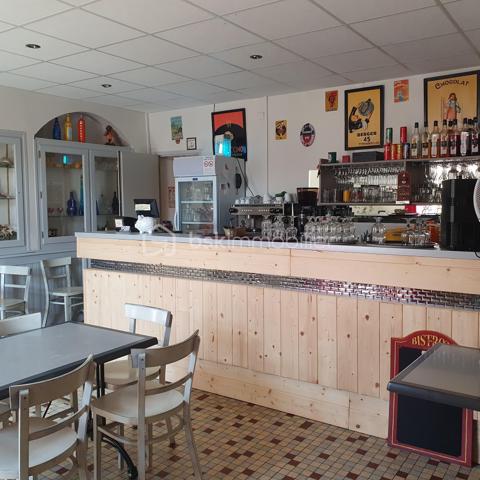 RESTAURANT CLÉ EN MAIN AVEC LOGEMENT DE FONCTION ET CADRE NATUREL !
Cette opportunité mérite toute votre attention ! Découvrez ce fonds de commerce entièrement équipé, offrant une belle capacité d’accueil et un environnement idéal pour développer votre activité.

Le restaurant dispose de 45 couverts en salle, complétés par une agréable terrasse extérieure ombragée de 50 couverts. Un bar vient compléter l’espace de restauration.

L’établissement est aux normes et accessible aux personnes à mobilité réduite (PMR).

Côté équipement, tout est prévu pour démarrer votre activité dans les meilleures conditions : four, friteuse, salamandre, légumerie, chambre froide, espace plonge, vestiaire… L’établissement bénéficie également d’une Licence IV (appartenant à la Mairie).

Un terrain agrémenté d’une rivière, offrant un cadre naturel particulièrement agréable pour accueillir votre clientèle.

UN LOGEMENT DE FONCTION SPACIEUX POUR ALLIER TRAVAIL ET QUALITÉ DE VIE

Il comprend :
Une cuisine
Un salon
5 chambres
Un dressing
Une salle de bains
Une salle d’eau
2 WC

Des loyers particulièrement accessibles
Fonds de commerce : 400 € HT/mois
Logement de fonction : 266 €/mois

Un ensemble offrant de nombreuses possibilités pour les professionnels de la restauration souhaitant s’installer et développer leur activité dans un cadre agréable.

Une opportunité à découvrir sans tarder !