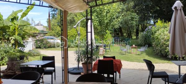 RESTAURANT CLÉ EN MAIN AVEC LOGEMENT DE FONCTION ET CADRE NATUREL !
Cette opportunité mérite toute votre attention ! Découvrez ce fonds de commerce entièrement équipé, offrant une belle capacité d’accueil et un environnement idéal pour développer votre activité.

Le restaurant dispose de 45 couverts en salle, complétés par une agréable terrasse extérieure ombragée de 50 couverts. Un bar vient compléter l’espace de restauration.

L’établissement est aux normes et accessible aux personnes à mobilité réduite (PMR).

Côté équipement, tout est prévu pour démarrer votre activité dans les meilleures conditions : four, friteuse, salamandre, légumerie, chambre froide, espace plonge, vestiaire… L’établissement bénéficie également d’une Licence IV (appartenant à la Mairie).

Un terrain agrémenté d’une rivière, offrant un cadre naturel particulièrement agréable pour accueillir votre clientèle.

UN LOGEMENT DE FONCTION SPACIEUX POUR ALLIER TRAVAIL ET QUALITÉ DE VIE

Il comprend :
Une cuisine
Un salon
5 chambres
Un dressing
Une salle de bains
Une salle d’eau
2 WC

Des loyers particulièrement accessibles
Fonds de commerce : 400 € HT/mois
Logement de fonction : 266 €/mois

Un ensemble offrant de nombreuses possibilités pour les professionnels de la restauration souhaitant s’installer et développer leur activité dans un cadre agréable.

Une opportunité à découvrir sans tarder !