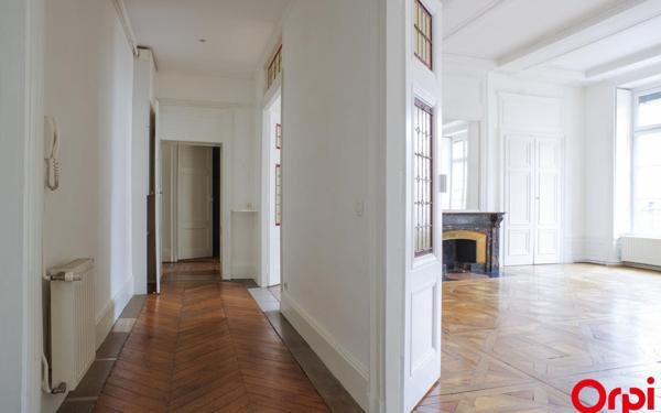 Appartement à louer    4 pièces • 180 m2 Lyon 5