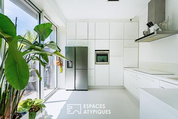 Loft contemporain au blanc immaculé dans une ancienne imprimerie à Bagneux