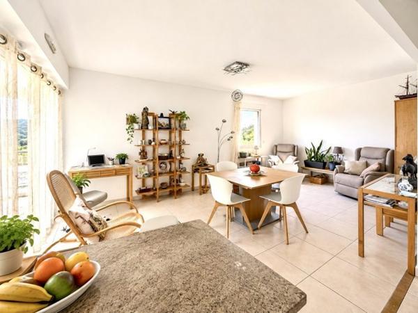4 pièces vue dégagée, terrasses, piscine et stationnement