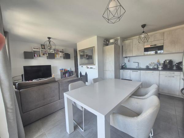 Gignac-la-Nerthe (13180) Appartement récent avec grand jardin privatif