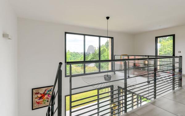 CHARBONNIERS-LES-BAINS- MAISON CONTEMPORAINE- 156m2-PISCINE- 4 CHAMBRES