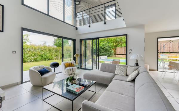 CHARBONNIERS-LES-BAINS- MAISON CONTEMPORAINE- 156m2-PISCINE- 4 CHAMBRES