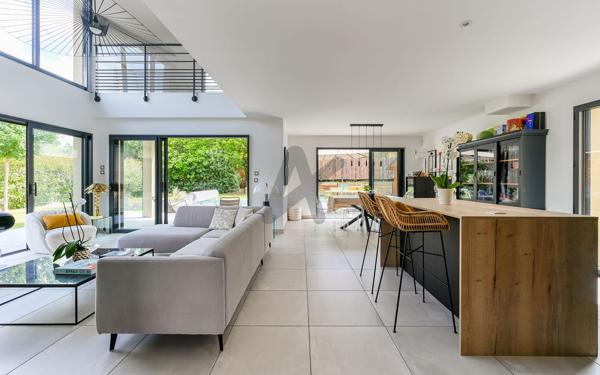 CHARBONNIERS-LES-BAINS- MAISON CONTEMPORAINE- 156m2-PISCINE- 4 CHAMBRES