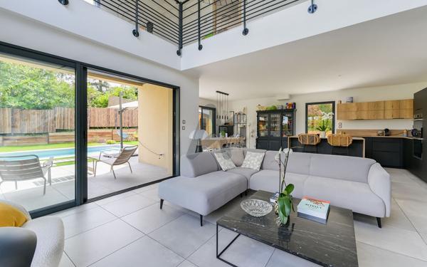 CHARBONNIERS-LES-BAINS- MAISON CONTEMPORAINE- 156m2-PISCINE- 4 CHAMBRES