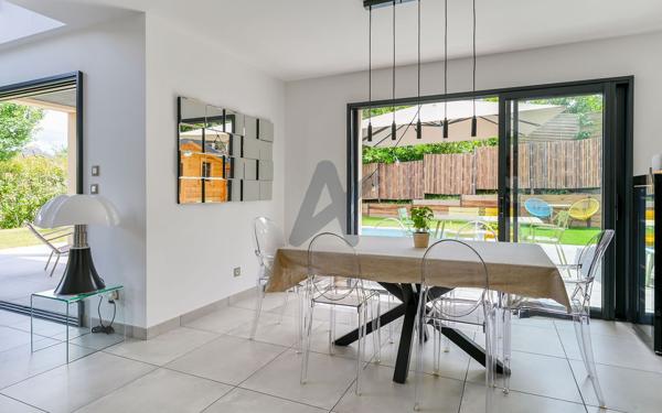 CHARBONNIERS-LES-BAINS- MAISON CONTEMPORAINE- 156m2-PISCINE- 4 CHAMBRES