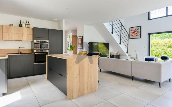 CHARBONNIERS-LES-BAINS- MAISON CONTEMPORAINE- 156m2-PISCINE- 4 CHAMBRES