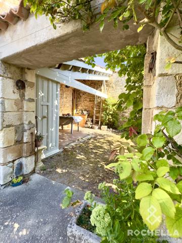 MAISON AVEC JARDIN AU COEUR DE LA CITADELLE DE BROUAGE