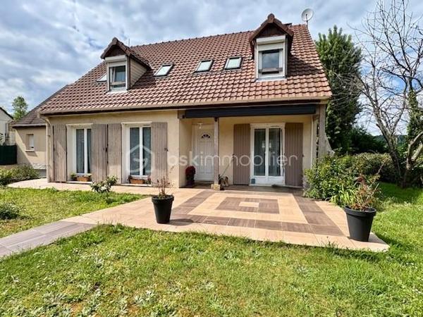 Venez découvrir cet ensemble immobilier niché au cœur de Rosoy, un village boisé paisible à environ 1 heure de Paris.
Idéal pour les familles et/ou investisseur à la recherche d’un bien unique, il offre un cadre de vie agréable avec fort potentiel.

Maison principale de 115 m² (+ 33 m² de véranda):

Au rez-de-chaussée, un vaste espace de vie lumineux et convivial vous accueille. Une cuisine moderne et entièrement équipée s’ouvre sur un séjour chaleureux agrémenté d’une cheminée à insert, parfaite pour des moments conviviaux en famille ou entre amis. Une véranda spacieuse de 33 m², baignée de lumière, vous invite à la détente et à la contemplation du jardin. Une chambre, une salle d’eau avec douche à l’italienne et des WC indépendants complètent ce niveau.

À l’étage, quatre chambres accueillantes offrent un espace de repos optimal, complété par une élégante salle de bain avec WC.

Chauffage au fioul.

Un sous-sol total pratique abrite un double garage et une cave, accessibles de l’intérieur ou de l’extérieur via un portail électrique pour plus de confort.

Seconde maison de 58 m² avec entrée individuelle.

Indépendante et fonctionnelle, cette seconde maison est idéale pour accueillir des proches, des locataires, pour un usage professionnel ou personnel. Elle comprend deux chambres cosy, un séjour lumineux avec coin cuisine aménagé, une salle de bain avec WC et un garage doté d’un portail électrique.

Chauffage électrique.

Possibilité de louer cette dépendance pour 900 euros / mois soit un revenu annuel de 10 800 euros ! 

Le tout édifié sur un terrain paysager de plus de 1 340 m², sans vis-à-vis, offrant intimité et sérénité. Profitez pleinement de la nature et de l’espace extérieur.
Un cadre de vie privilégié!

Les + :
À 30 minutes de Senlis et de Compiègne.
À 10 minutes de la Gare de Cauffry Liancourt. ( dessert Creil / Chantilly /Paris Gare du Nord ).

Ne manquez pas cette opportunité unique d’acquérir un bien rare, alliant espace, confort et potentiel. Contactez moi dès aujourd’hui pour une visite !