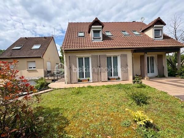 Venez découvrir cet ensemble immobilier niché au cœur de Rosoy, un village boisé paisible à environ 1 heure de Paris.
Idéal pour les familles et/ou investisseur à la recherche d’un bien unique, il offre un cadre de vie agréable avec fort potentiel.

Maison principale de 115 m² (+ 33 m² de véranda):

Au rez-de-chaussée, un vaste espace de vie lumineux et convivial vous accueille. Une cuisine moderne et entièrement équipée s’ouvre sur un séjour chaleureux agrémenté d’une cheminée à insert, parfaite pour des moments conviviaux en famille ou entre amis. Une véranda spacieuse de 33 m², baignée de lumière, vous invite à la détente et à la contemplation du jardin. Une chambre, une salle d’eau avec douche à l’italienne et des WC indépendants complètent ce niveau.

À l’étage, quatre chambres accueillantes offrent un espace de repos optimal, complété par une élégante salle de bain avec WC.

Chauffage au fioul.

Un sous-sol total pratique abrite un double garage et une cave, accessibles de l’intérieur ou de l’extérieur via un portail électrique pour plus de confort.

Seconde maison de 58 m² avec entrée individuelle.

Indépendante et fonctionnelle, cette seconde maison est idéale pour accueillir des proches, des locataires, pour un usage professionnel ou personnel. Elle comprend deux chambres cosy, un séjour lumineux avec coin cuisine aménagé, une salle de bain avec WC et un garage doté d’un portail électrique.

Chauffage électrique.

Possibilité de louer cette dépendance pour 900 euros / mois soit un revenu annuel de 10 800 euros ! 

Le tout édifié sur un terrain paysager de plus de 1 340 m², sans vis-à-vis, offrant intimité et sérénité. Profitez pleinement de la nature et de l’espace extérieur.
Un cadre de vie privilégié!

Les + :
À 30 minutes de Senlis et de Compiègne.
À 10 minutes de la Gare de Cauffry Liancourt. ( dessert Creil / Chantilly /Paris Gare du Nord ).

Ne manquez pas cette opportunité unique d’acquérir un bien rare, alliant espace, confort et potentiel. Contactez moi dès aujourd’hui pour une visite !