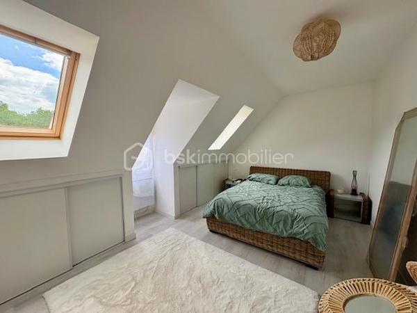 Venez découvrir cet ensemble immobilier niché au cœur de Rosoy, un village boisé paisible à environ 1 heure de Paris.
Idéal pour les familles et/ou investisseur à la recherche d’un bien unique, il offre un cadre de vie agréable avec fort potentiel.

Maison principale de 115 m² (+ 33 m² de véranda):

Au rez-de-chaussée, un vaste espace de vie lumineux et convivial vous accueille. Une cuisine moderne et entièrement équipée s’ouvre sur un séjour chaleureux agrémenté d’une cheminée à insert, parfaite pour des moments conviviaux en famille ou entre amis. Une véranda spacieuse de 33 m², baignée de lumière, vous invite à la détente et à la contemplation du jardin. Une chambre, une salle d’eau avec douche à l’italienne et des WC indépendants complètent ce niveau.

À l’étage, quatre chambres accueillantes offrent un espace de repos optimal, complété par une élégante salle de bain avec WC.

Chauffage au fioul.

Un sous-sol total pratique abrite un double garage et une cave, accessibles de l’intérieur ou de l’extérieur via un portail électrique pour plus de confort.

Seconde maison de 58 m² avec entrée individuelle.

Indépendante et fonctionnelle, cette seconde maison est idéale pour accueillir des proches, des locataires, pour un usage professionnel ou personnel. Elle comprend deux chambres cosy, un séjour lumineux avec coin cuisine aménagé, une salle de bain avec WC et un garage doté d’un portail électrique.

Chauffage électrique.

Possibilité de louer cette dépendance pour 900 euros / mois soit un revenu annuel de 10 800 euros ! 

Le tout édifié sur un terrain paysager de plus de 1 340 m², sans vis-à-vis, offrant intimité et sérénité. Profitez pleinement de la nature et de l’espace extérieur.
Un cadre de vie privilégié!

Les + :
À 30 minutes de Senlis et de Compiègne.
À 10 minutes de la Gare de Cauffry Liancourt. ( dessert Creil / Chantilly /Paris Gare du Nord ).

Ne manquez pas cette opportunité unique d’acquérir un bien rare, alliant espace, confort et potentiel. Contactez moi dès aujourd’hui pour une visite !