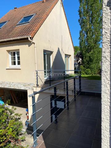 Venez découvrir cet ensemble immobilier niché au cœur de Rosoy, un village boisé paisible à environ 1 heure de Paris.
Idéal pour les familles et/ou investisseur à la recherche d’un bien unique, il offre un cadre de vie agréable avec fort potentiel.

Maison principale de 115 m² (+ 33 m² de véranda):

Au rez-de-chaussée, un vaste espace de vie lumineux et convivial vous accueille. Une cuisine moderne et entièrement équipée s’ouvre sur un séjour chaleureux agrémenté d’une cheminée à insert, parfaite pour des moments conviviaux en famille ou entre amis. Une véranda spacieuse de 33 m², baignée de lumière, vous invite à la détente et à la contemplation du jardin. Une chambre, une salle d’eau avec douche à l’italienne et des WC indépendants complètent ce niveau.

À l’étage, quatre chambres accueillantes offrent un espace de repos optimal, complété par une élégante salle de bain avec WC.

Chauffage au fioul.

Un sous-sol total pratique abrite un double garage et une cave, accessibles de l’intérieur ou de l’extérieur via un portail électrique pour plus de confort.

Seconde maison de 58 m² avec entrée individuelle.

Indépendante et fonctionnelle, cette seconde maison est idéale pour accueillir des proches, des locataires, pour un usage professionnel ou personnel. Elle comprend deux chambres cosy, un séjour lumineux avec coin cuisine aménagé, une salle de bain avec WC et un garage doté d’un portail électrique.

Chauffage électrique.

Possibilité de louer cette dépendance pour 900 euros / mois soit un revenu annuel de 10 800 euros ! 

Le tout édifié sur un terrain paysager de plus de 1 340 m², sans vis-à-vis, offrant intimité et sérénité. Profitez pleinement de la nature et de l’espace extérieur.
Un cadre de vie privilégié!

Les + :
À 30 minutes de Senlis et de Compiègne.
À 10 minutes de la Gare de Cauffry Liancourt. ( dessert Creil / Chantilly /Paris Gare du Nord ).

Ne manquez pas cette opportunité unique d’acquérir un bien rare, alliant espace, confort et potentiel. Contactez moi dès aujourd’hui pour une visite !