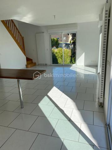 Venez découvrir cet ensemble immobilier niché au cœur de Rosoy, un village boisé paisible à environ 1 heure de Paris.
Idéal pour les familles et/ou investisseur à la recherche d’un bien unique, il offre un cadre de vie agréable avec fort potentiel.

Maison principale de 115 m² (+ 33 m² de véranda):

Au rez-de-chaussée, un vaste espace de vie lumineux et convivial vous accueille. Une cuisine moderne et entièrement équipée s’ouvre sur un séjour chaleureux agrémenté d’une cheminée à insert, parfaite pour des moments conviviaux en famille ou entre amis. Une véranda spacieuse de 33 m², baignée de lumière, vous invite à la détente et à la contemplation du jardin. Une chambre, une salle d’eau avec douche à l’italienne et des WC indépendants complètent ce niveau.

À l’étage, quatre chambres accueillantes offrent un espace de repos optimal, complété par une élégante salle de bain avec WC.

Chauffage au fioul.

Un sous-sol total pratique abrite un double garage et une cave, accessibles de l’intérieur ou de l’extérieur via un portail électrique pour plus de confort.

Seconde maison de 58 m² avec entrée individuelle.

Indépendante et fonctionnelle, cette seconde maison est idéale pour accueillir des proches, des locataires, pour un usage professionnel ou personnel. Elle comprend deux chambres cosy, un séjour lumineux avec coin cuisine aménagé, une salle de bain avec WC et un garage doté d’un portail électrique.

Chauffage électrique.

Possibilité de louer cette dépendance pour 900 euros / mois soit un revenu annuel de 10 800 euros ! 

Le tout édifié sur un terrain paysager de plus de 1 340 m², sans vis-à-vis, offrant intimité et sérénité. Profitez pleinement de la nature et de l’espace extérieur.
Un cadre de vie privilégié!

Les + :
À 30 minutes de Senlis et de Compiègne.
À 10 minutes de la Gare de Cauffry Liancourt. ( dessert Creil / Chantilly /Paris Gare du Nord ).

Ne manquez pas cette opportunité unique d’acquérir un bien rare, alliant espace, confort et potentiel. Contactez moi dès aujourd’hui pour une visite !